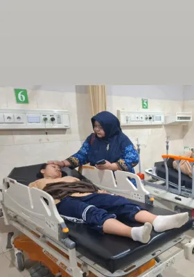 Menjenguk Siswa Yang Sedang Dirawat